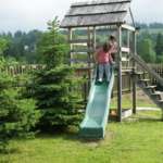 Noclegi Młynarczyk w Jurgowie -w ogrodzie znajduje się drewniany domek dla dzieci.