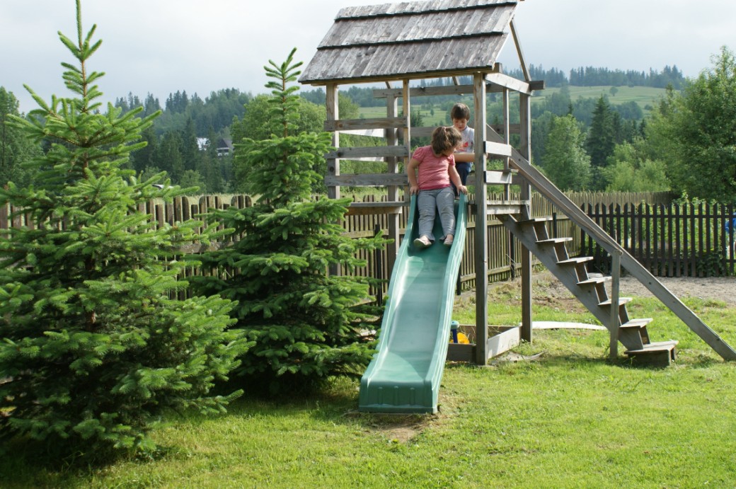 Noclegi Młynarczyk w Jurgowie -w ogrodzie znajduje się drewniany domek dla dzieci.
